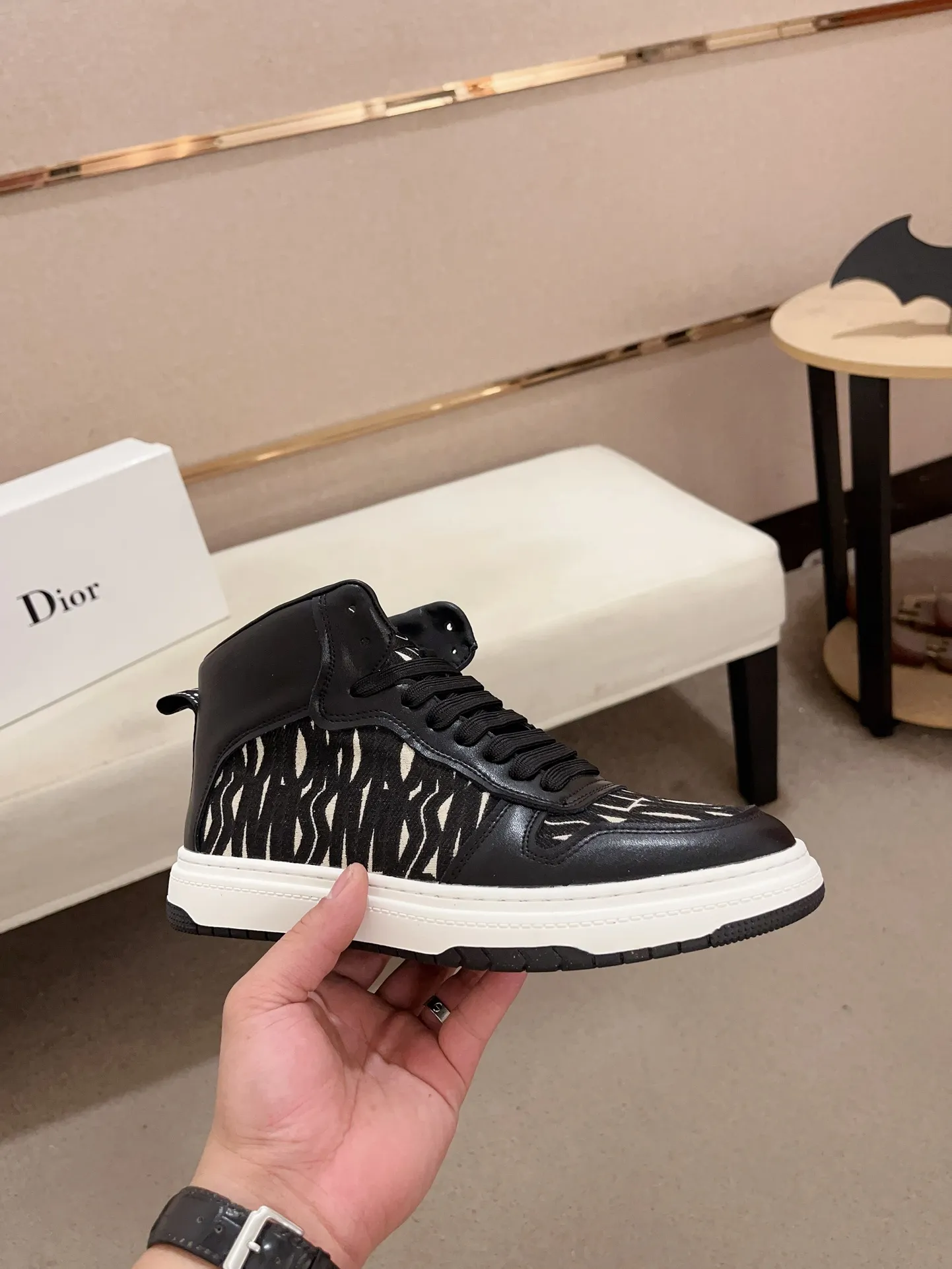 Men's shoes💰 420💰🇮🇹🇮🇹Dior d The new high-tops are on sale at the same time at the counter. The uppers are 🇮🇹 Italian imported first-layer cowhide, and the fully imported sheepskin lining is 💪💪. It is a complete 1⃣️ to 1⃣️ replica 🇮🇹💪💪. ⚠Sole: The original sole is specially provided by the original factory. The exclusive movable molded sole is super comfortable. ⚠Original factory follow-up goods, 🔍🔍high quality, you can enter and exit the counter at will, welcome to compare⚠. Code number:38-44